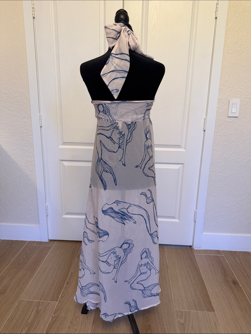Áncora Mermaid Multiple Use Coverup - Picture 2 of 8